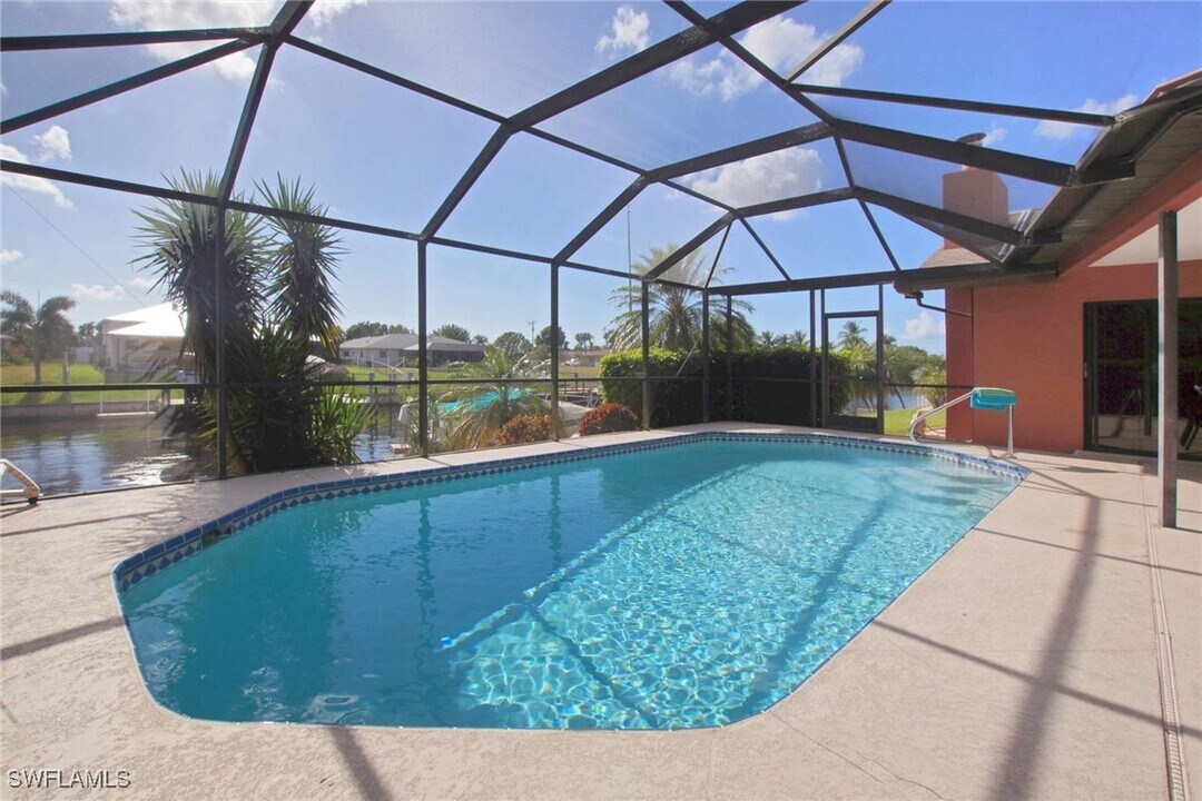 1422 SE 12th Terrace in Cape Coral, FL - Foto de edificio