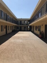 Ratner Apartments in Sun Valley, CA - Foto de edificio - Building Photo