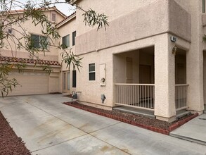 8915 Snowtrack Ave in Las Vegas, NV - Building Photo - Building Photo