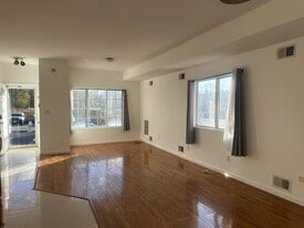 377 Timber Ridge Dr in Staten Island, NY - Building Photo