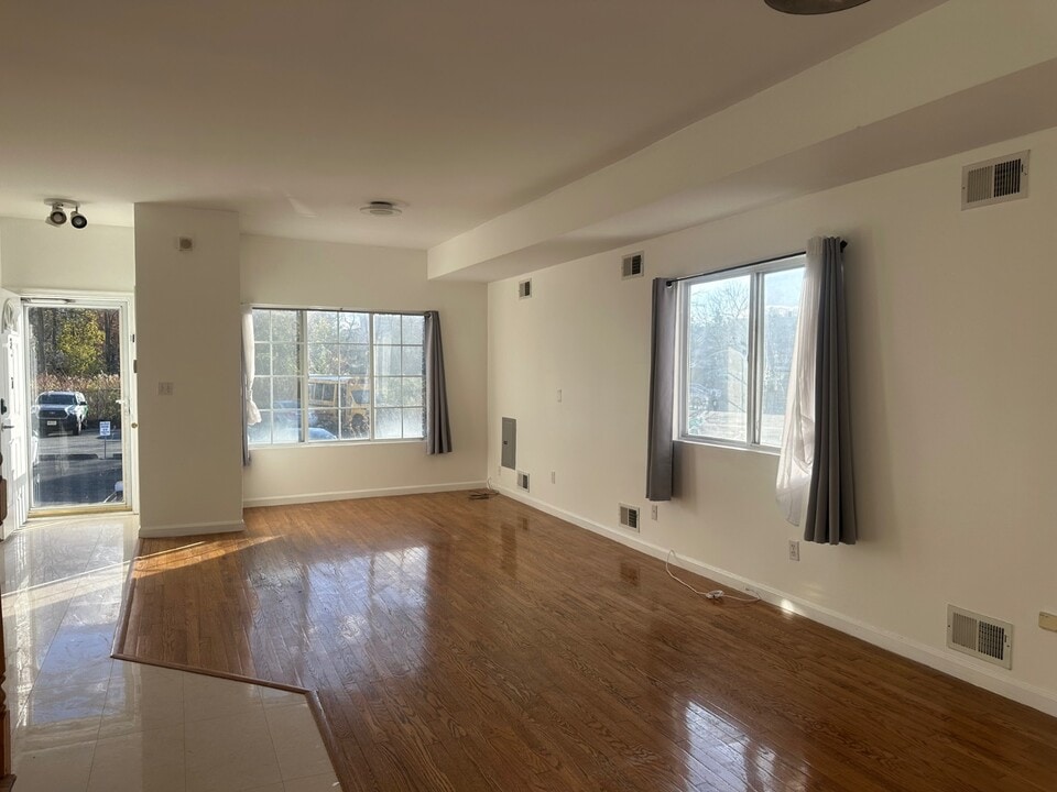 377 Timber Ridge Dr in Staten Island, NY - Building Photo