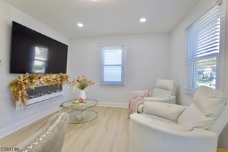 327 Roosevelt Ln in Kenilworth, NJ - Building Photo - Building Photo