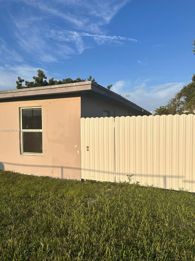 22055 SW 114 Ave in Miami, FL - Building Photo - Building Photo