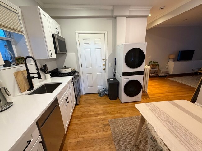 1560 Cambridge St, Unit 1 in Cambridge, MA - Foto de edificio - Building Photo