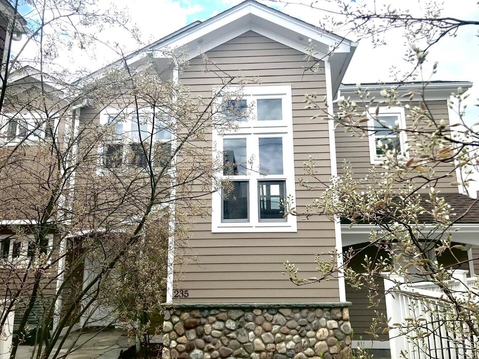 235 Robinson St in Hudson, NY - Building Photo