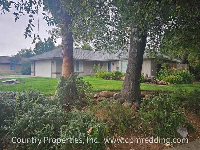 2323 Castlewood Dr in Redding, CA - Building Photo - Building Photo