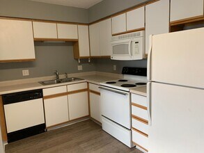 930 A Boston Way in Coralville, IA - Building Photo - Building Photo