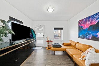 2424 W 44th Ave in Denver, CO - Foto de edificio - Building Photo