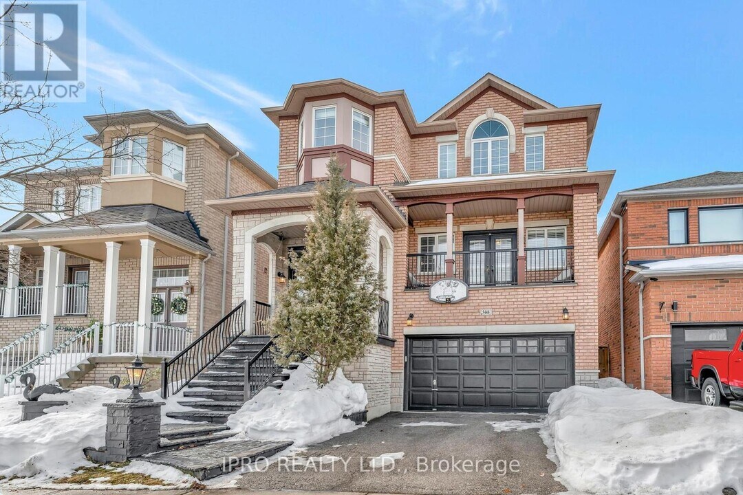 5448 Churchill Meadows Blvd in Mississauga, ON - Building Photo