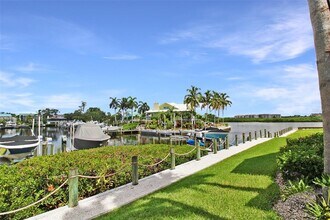 1335 Siesta Bayside Dr in Sarasota, FL - Building Photo - Building Photo