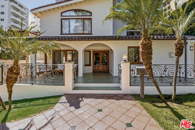 10734 Lindbrook Dr in Los Angeles, CA - Foto de edificio - Building Photo