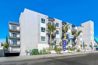11721 Runnymede St in Los Angeles, CA - Foto de edificio - Building Photo