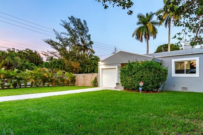 property at 1613 N 16th Ct