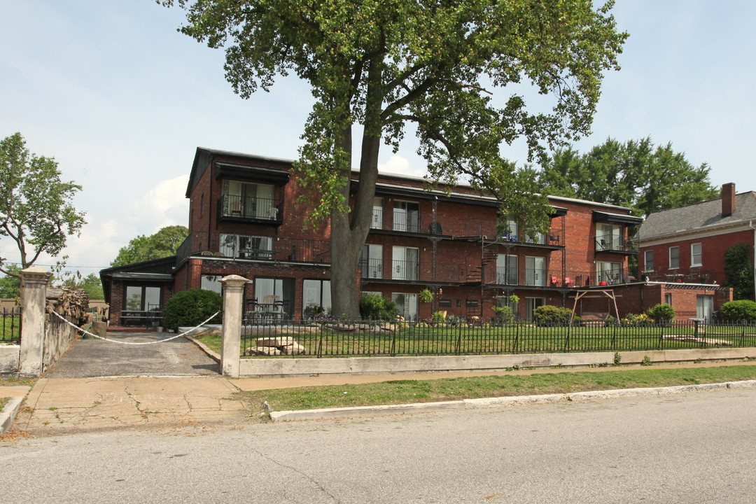 212 Riverside Dr in Jeffersonville, IN - Building Photo