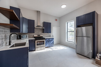 646 N Damen Ave, Unit 2r in Chicago, IL - Building Photo - Building Photo