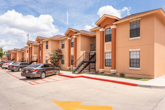 Villas Laredo in Laredo, TX - Foto de edificio - Building Photo