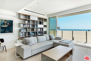 1267 Palisades Beach Rd in Santa Monica, CA - Building Photo
