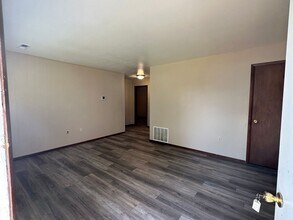 607 E Jefferson Ave in Owensville, MO - Building Photo - Building Photo