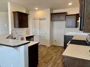 2467 NW Kingwood Ave in Redmond, OR - Building Photo - Building Photo