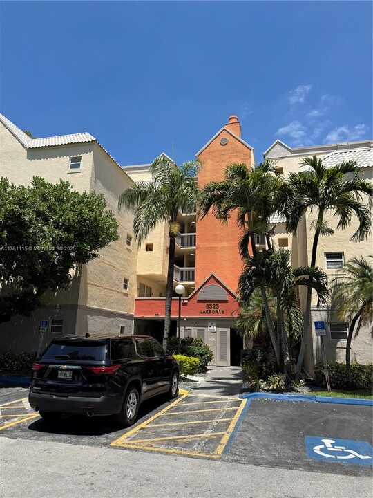 8323 Lake Dr in Doral, FL - Building Photo