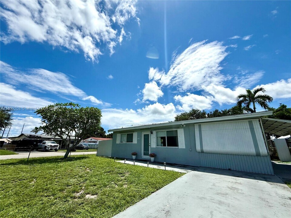 6100 Madison St in Hollywood, FL - Building Photo