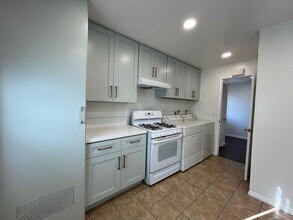 23844 Victory Blvd in Los Angeles, CA - Building Photo - Building Photo