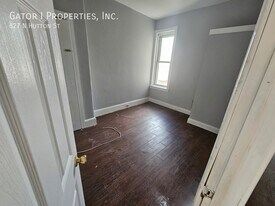 827 Hutton St in Philadelphia, PA - Building Photo