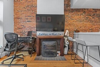 19 Milford St, Unit 2 in Boston, MA - Foto de edificio - Building Photo