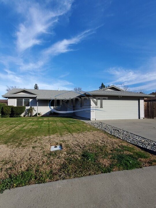33 Hacienda Ln in Woodland, CA - Building Photo