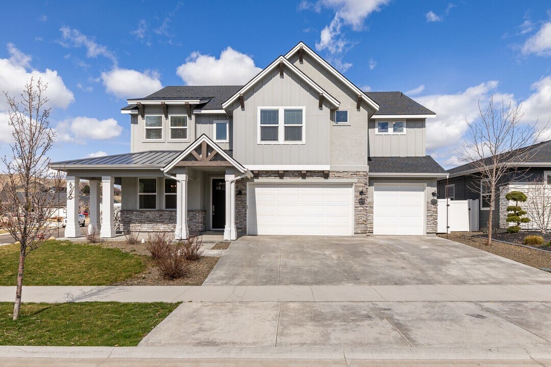 8390 W Suttle Lake Dr in Boise, ID - Building Photo