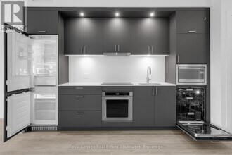 259 The Kingsway in Toronto, ON - Building Photo - Building Photo