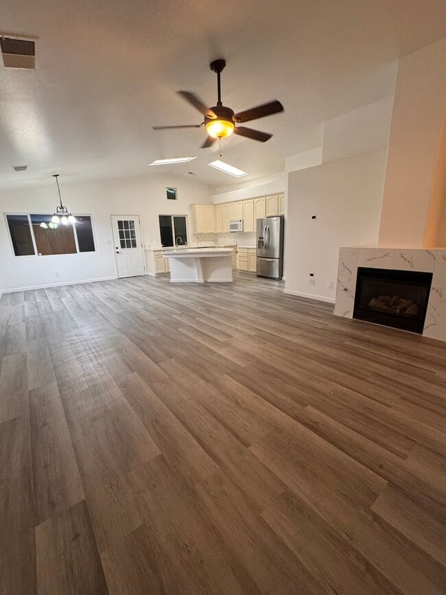 11711 Stratosphere Ave in Bakersfield, CA - Building Photo - Building Photo