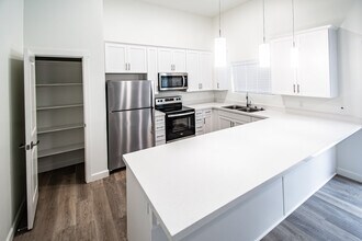 Twin Creeks Apartments in San Luis Obispo, CA - Foto de edificio - Building Photo