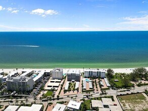 1977 Gulf Shore Blvd N, Unit 202 in Naples, FL - Building Photo - Building Photo