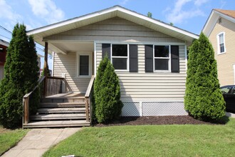 813 Douglas St NW in Grand Rapids, MI - Foto de edificio - Building Photo