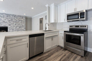 Lunada Bay Apartments in Palos Verdes Peninsula, CA - Building Photo