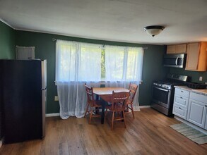 2460 US Route 5 N in Windsor, VT - Foto de edificio - Building Photo