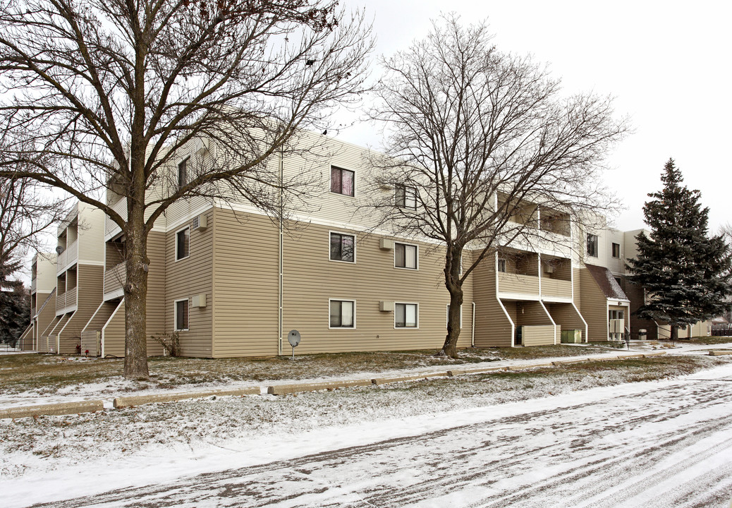 Century North Apartments in Oakdale, MN - Building Photo