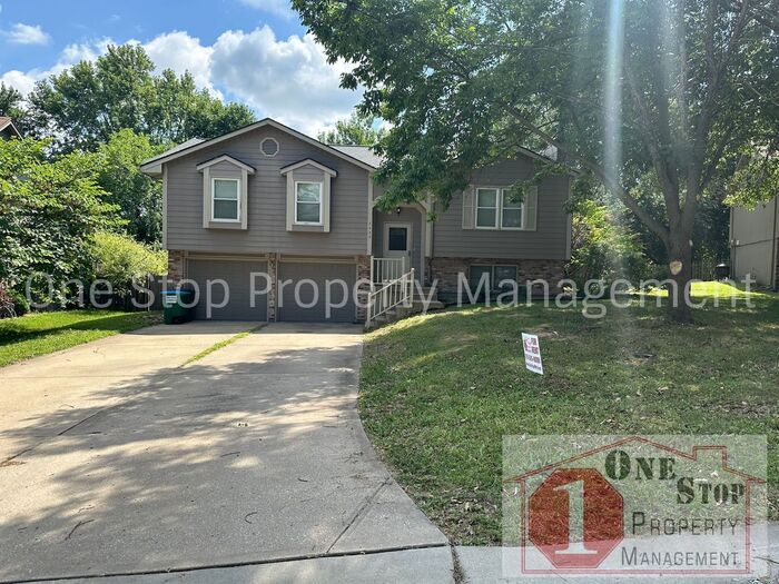 2433 NE Bridgeport Dr in Lee's Summit, MO - Building Photo