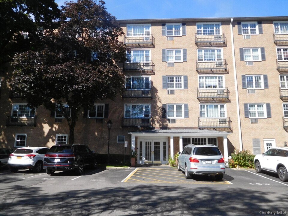 2 Consulate Dr in Tuckahoe, NY - Building Photo