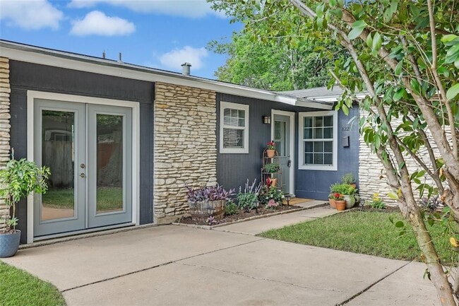 8221 Renton Dr in Austin, TX - Building Photo - Building Photo