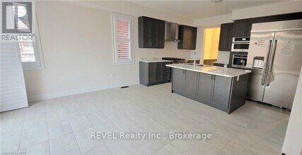 9275 White Oak Ave in Niagara Falls, ON - Foto de edificio - Building Photo