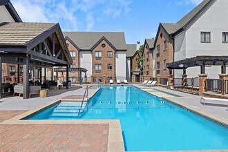 Avia Apartments on College Blvd (Overland Park) in Overland Park, KS - Building Photo - Building Photo