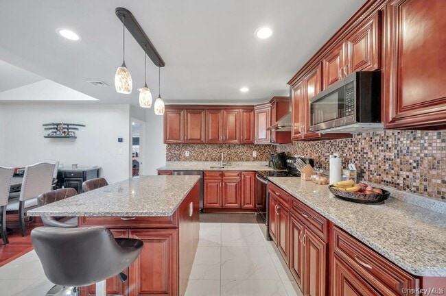 11 Berry Ln in Hicksville, NY - Building Photo - Building Photo