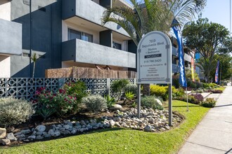 Park Manor Apartments in Van Nuys, CA - Foto de edificio - Building Photo