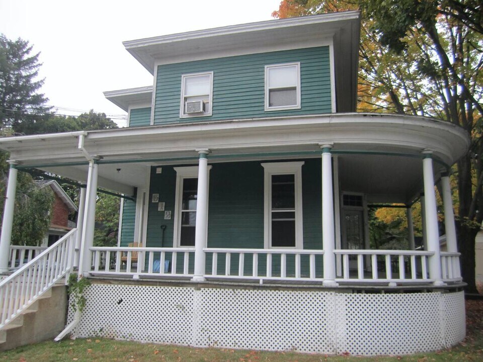 512 W Michigan Ave, Unit A in Marshall, MI - Foto de edificio
