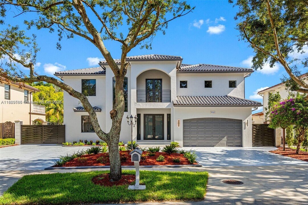 8946 NW 176th Ln in Hialeah, FL - Building Photo
