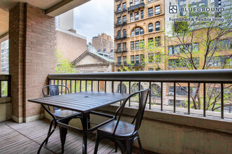120 W 23rd St in New York, NY - Foto de edificio - Building Photo