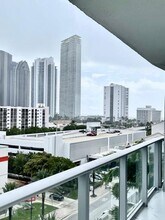 330 Sunny Isles Blvd, Unit 5-703 in Sunny Isles Beach, FL - Foto de edificio - Building Photo