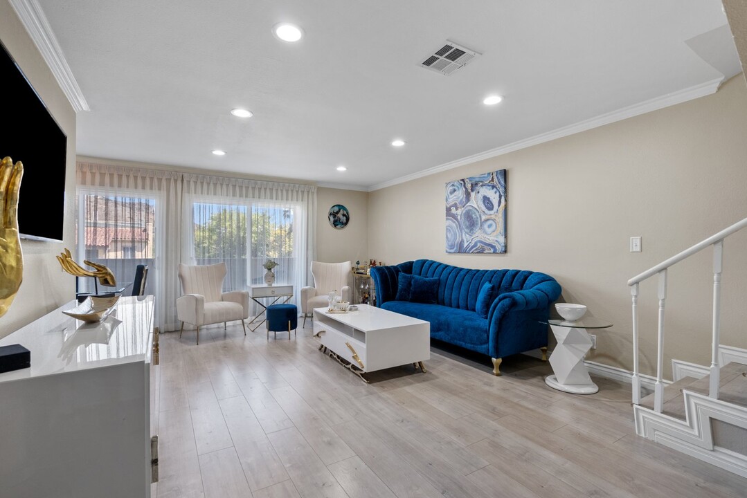 121 Sinclair Ave, Unit 213 in Glendale, CA - Building Photo